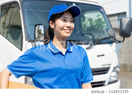 配送する若い女性スタッフ 112651195