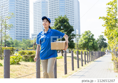 荷物を届ける宅急便の女性 荷物を届ける宅急便の女性 112651207