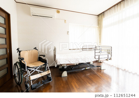 介護施設　車椅子　ベッド 112651244