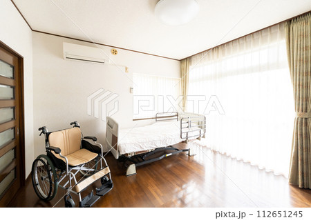 介護施設　車椅子　ベッド 112651245