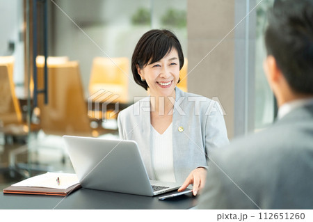 女性弁護士　法律事務所 112651260