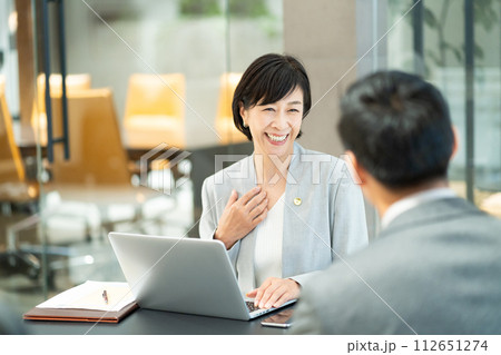 女性弁護士　法律事務所 112651274