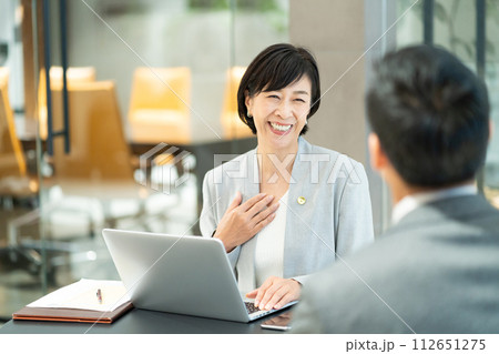 女性弁護士　法律事務所 112651275