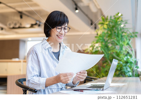 テレワークで働くミドル女性 112651281