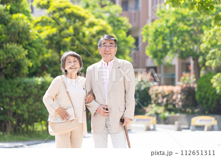 寄り添うシニア夫婦 112651311