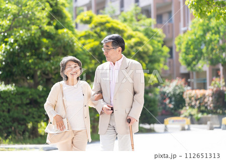 寄り添うシニア夫婦 112651313