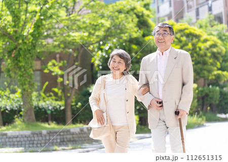 寄り添うシニア夫婦 112651315