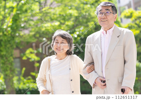 寄り添うシニア夫婦 112651317