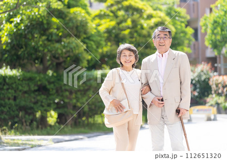 寄り添うシニア夫婦 112651320