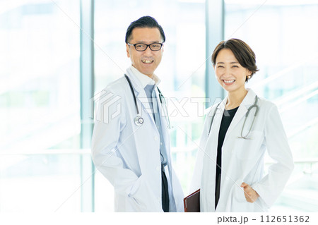 病院で働く医師と看護師 病院で働く医師と看護師 112651362