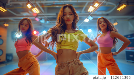 若い女性のダンススクール 若い女性のダンススクール 112651396