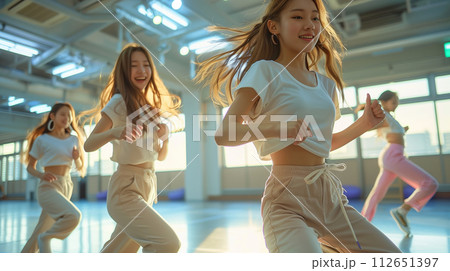 若い女性のダンススクール 若い女性のダンススクール 112651397