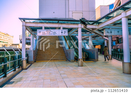 日本の横浜都市景観 歩行者デッキ「はまレールウォーク」から横浜駅やJR横浜タワーなどを望む 日本の横浜都市景観 歩行者デッキ「はまレールウォーク」から横浜駅やJR横浜タワーなどを望む 112651410