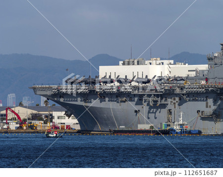 大阪南港南に停泊するアメリカ海軍強襲揚陸艦アメリカ 大阪南港南に停泊するアメリカ海軍強襲揚陸艦アメリカ 112651687