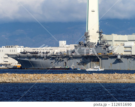 大阪南港南に停泊するアメリカ海軍強襲揚陸艦アメリカ 大阪南港南に停泊するアメリカ海軍強襲揚陸艦アメリカ 112651690