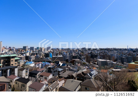 小高い丘から見る都市風景 小高い丘から見る都市風景 112651692