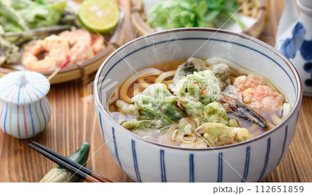 天ぷらうどん 春の食材 ふきのとう、蕨（わらび）を使用 麺料理  112651859