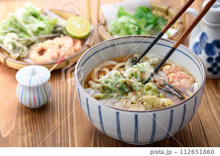 天ぷらうどん 春の食材 ふきのとう、蕨（わらび）を使用 麺料理  112651860