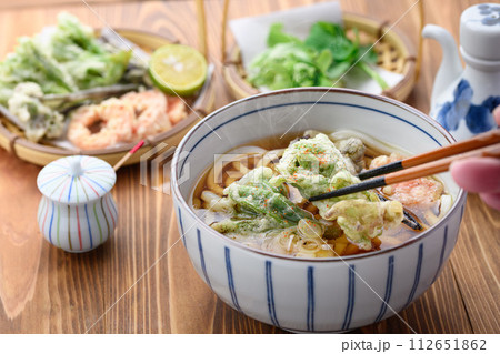 天ぷらうどん 春の食材 ふきのとう、蕨（わらび）を使用 麺料理  112651862
