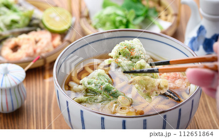 天ぷらうどん 春の食材 ふきのとう、蕨（わらび）を使用 麺料理  112651864