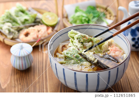 天ぷらうどん 春の食材 ふきのとう、蕨（わらび）を使用 麺料理  112651865