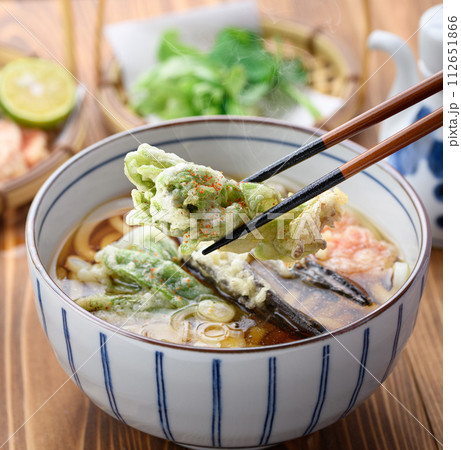 天ぷらうどん 春の食材 ふきのとう、蕨（わらび）を使用 麺料理  112651866