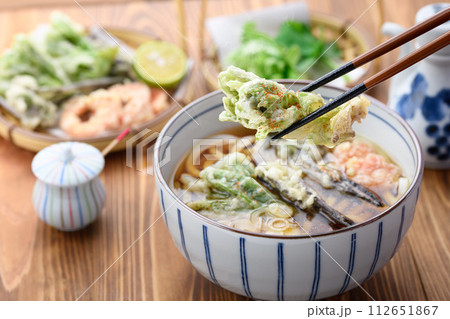 天ぷらうどん 春の食材 ふきのとう、蕨（わらび）を使用 麺料理  112651867