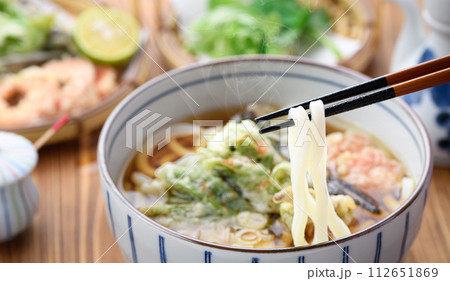 天ぷらうどん 春の食材 ふきのとう、蕨（わらび）を使用 麺料理  112651869