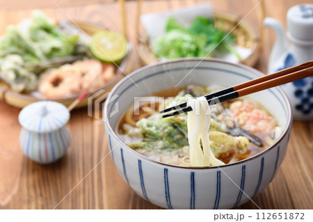 天ぷらうどん 春の食材 ふきのとう、蕨（わらび）を使用 麺料理  112651872