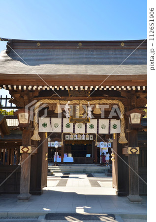 静寂なる神域：古きを守る神社の門 112651906
