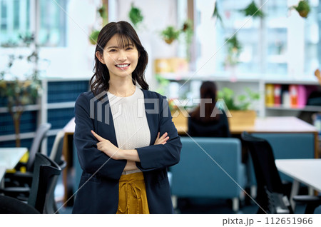 オフィスで働くスーツのビジネスウーマン 112651966