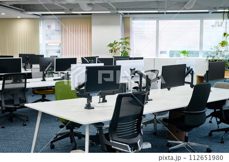 誰もいないオフィス 112651980
