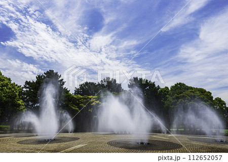 噴水のある公園と青空と白い雲 噴水のある公園と青空と白い雲 112652057