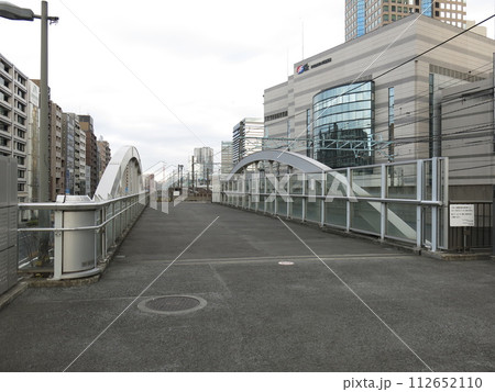 横浜市の桜木町にある東横線跡地遊歩道（みなとみらい4号線架道橋付近） 112652110