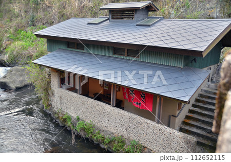 川のそばにある温泉街の立ち寄り湯 112652115