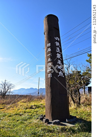 晩秋の野辺山高原　JR鉄道最高地点と八ヶ岳 112652143