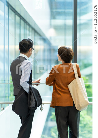 オフィスで会話する男女 オフィスで会話する男女 112652176