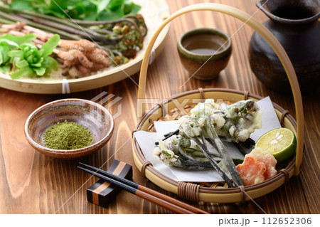 春の味覚 天然わらびの天ぷら(蕨)抹茶塩を添えてさっぱりと 春の味覚 天然わらびの天ぷら(蕨)抹茶塩を添えてさっぱりと 112652306
