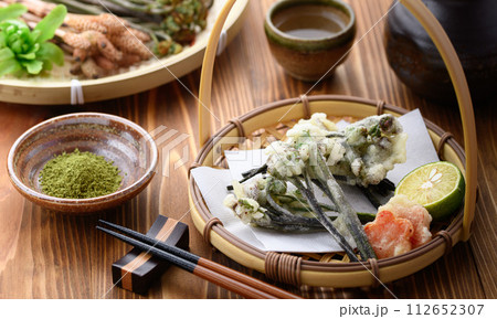 春の味覚 天然わらびの天ぷら(蕨)抹茶塩を添えてさっぱりと 春の味覚 天然わらびの天ぷら(蕨)抹茶塩を添えてさっぱりと 112652307