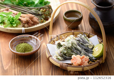 春の味覚 天然わらびの天ぷら（蕨）抹茶塩を添えてさっぱりと 112652316