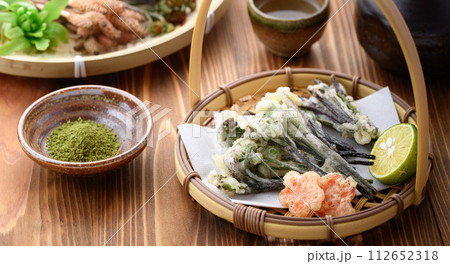 春の味覚 天然わらびの天ぷら（蕨）抹茶塩を添えてさっぱりと 112652318