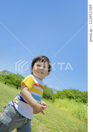 公園を走る男の子 112652384