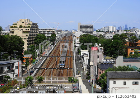成城学園前駅から見た風景　5月世田谷1157小田急線と六本木ヒルズ・成城学園前 112652402