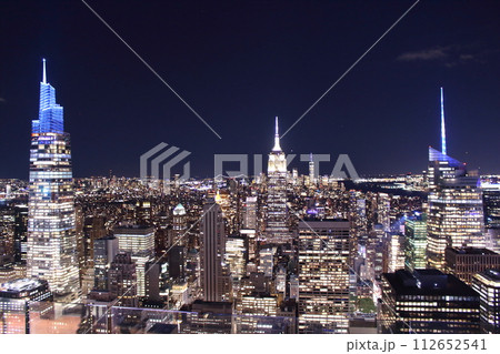 トップ・オブ・ザ・ロックから見えるダウンタウンの夜景 112652541