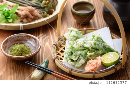 春の贅沢 ふきのとうの天ぷら 春の贅沢 ふきのとうの天ぷら 112652577