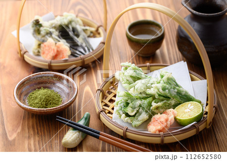 春の贅沢 ふきのとうの天ぷら 112652580