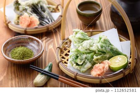 春の贅沢 ふきのとうの天ぷら 112652581