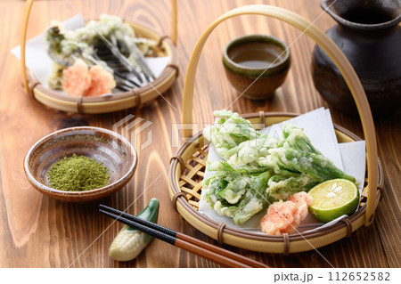 春の贅沢 ふきのとうの天ぷら 春の贅沢 ふきのとうの天ぷら 112652582