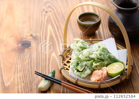 春の贅沢 ふきのとうの天ぷら 112652584