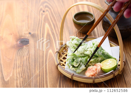 春の贅沢 ふきのとうの天ぷら 春の贅沢 ふきのとうの天ぷら 112652586